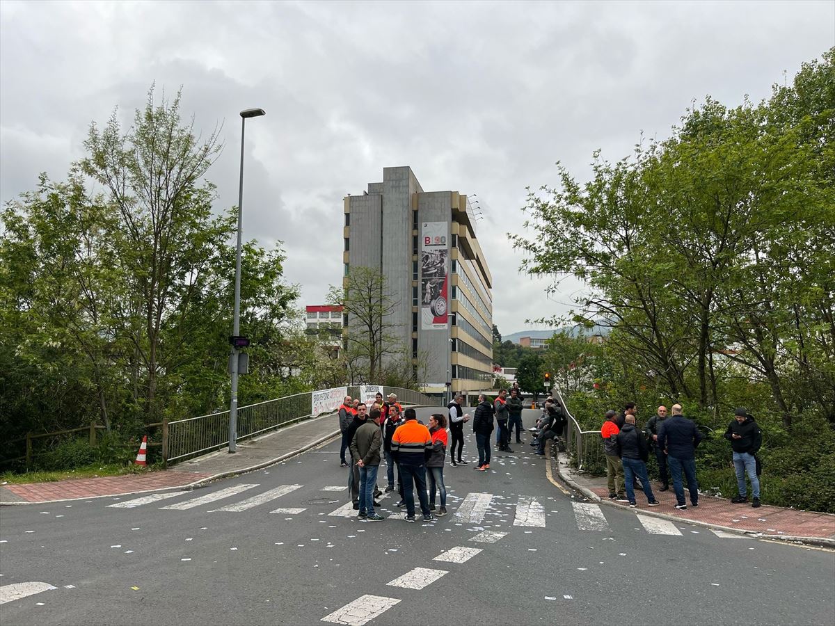 Jornada de huelga, hoy, en la planta de Bridgestone en Basauri