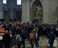 Miles de personas hacen cola para despedir al Papa Francisco
