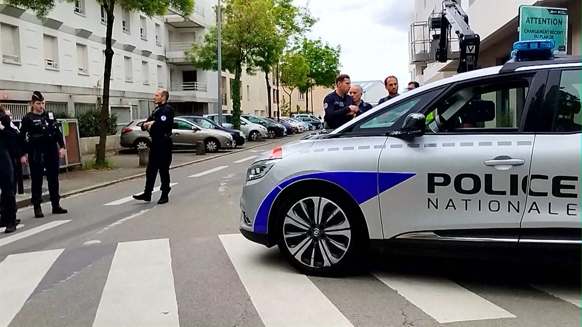 La Policía francesa junto al instituto, en Nantes. Imagen: Agencias