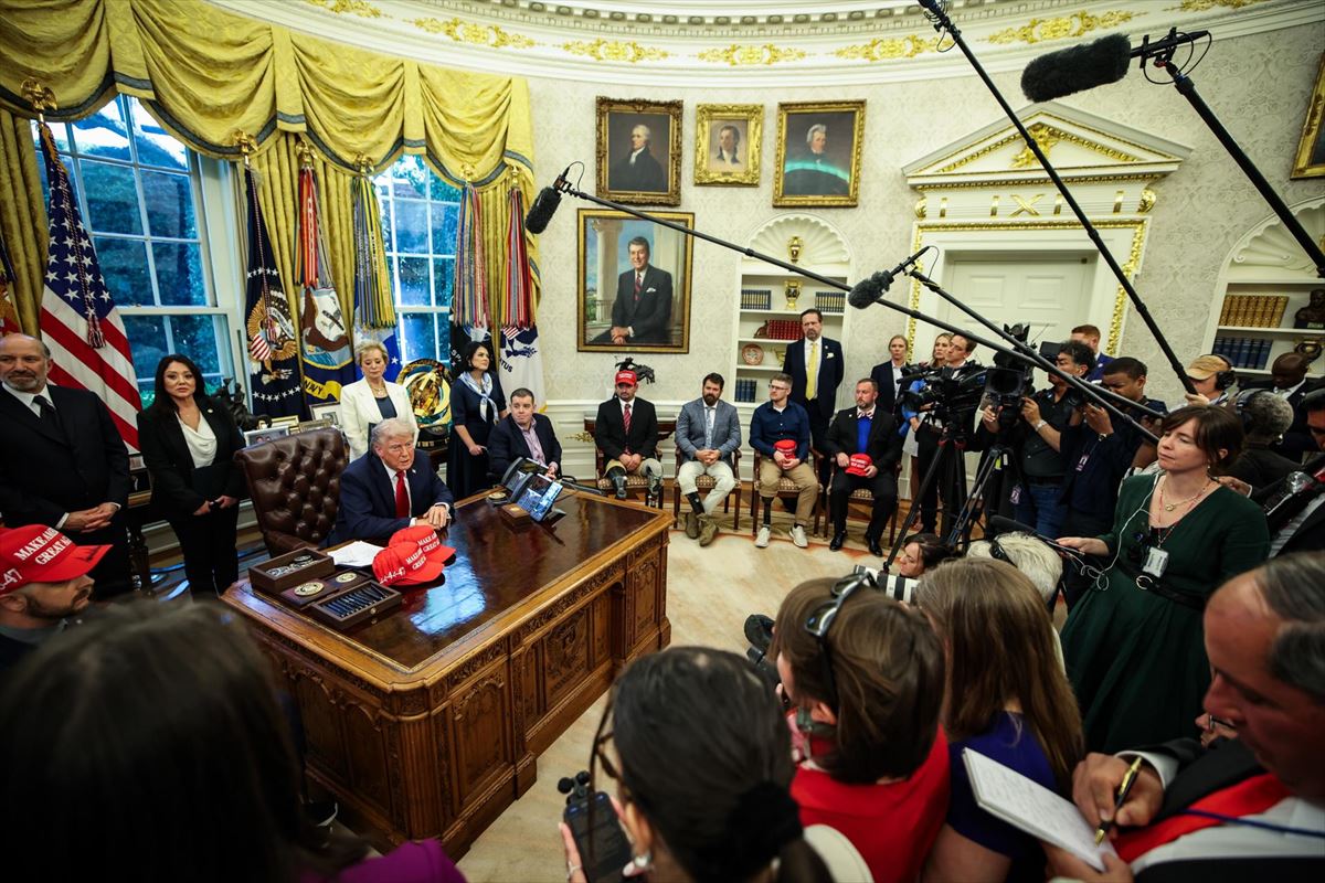 Donald Trump AEBko presidentea Etxe Zuriko Bulego Obalean. Argazkia: EFE
