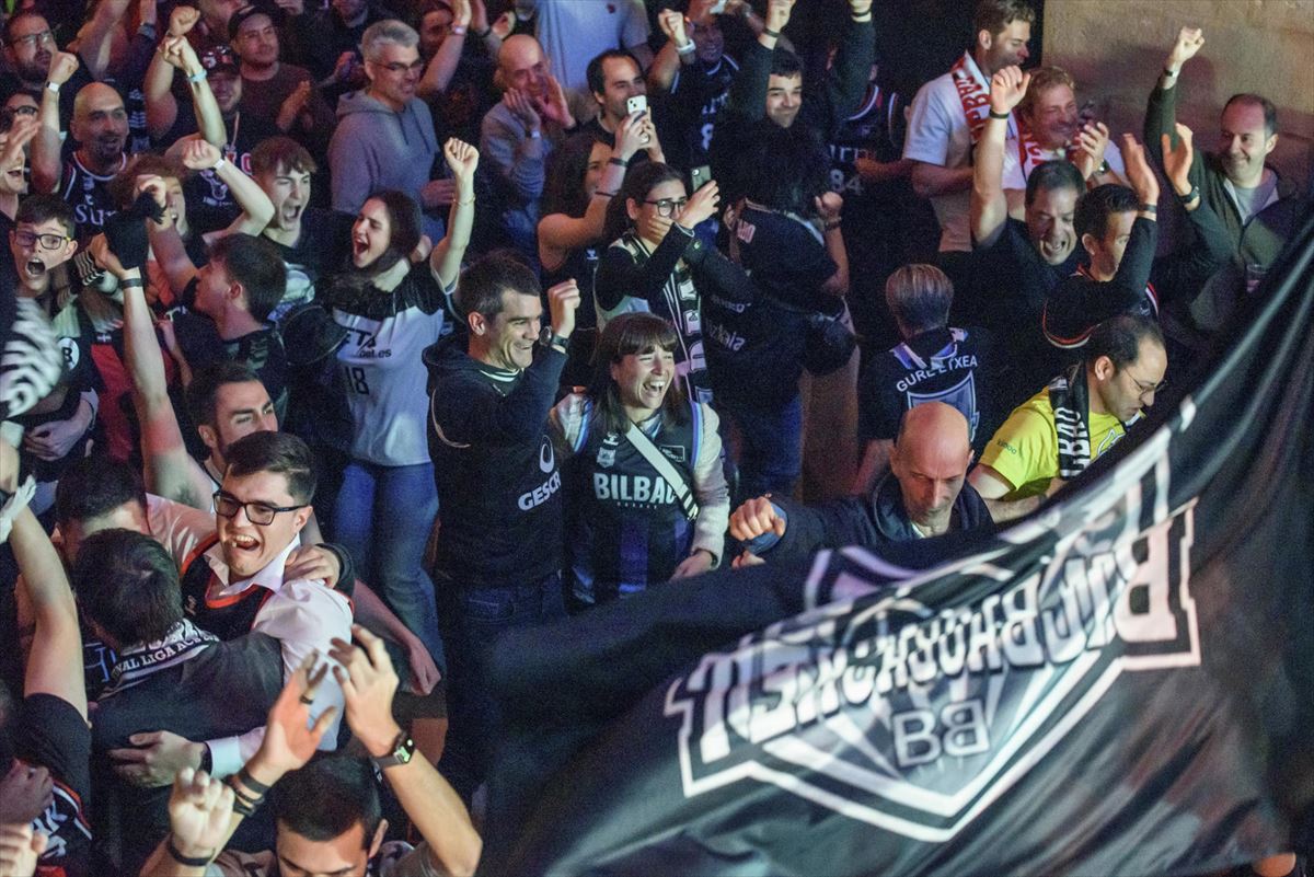 Aficionados del Bilbao Basket celebran la consecución del campeonato europeo. Foto: EFE