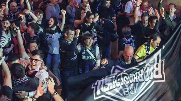 Aficionados del Bilbao Basket celebran la consecución del campeonato europeo. Foto: EFE