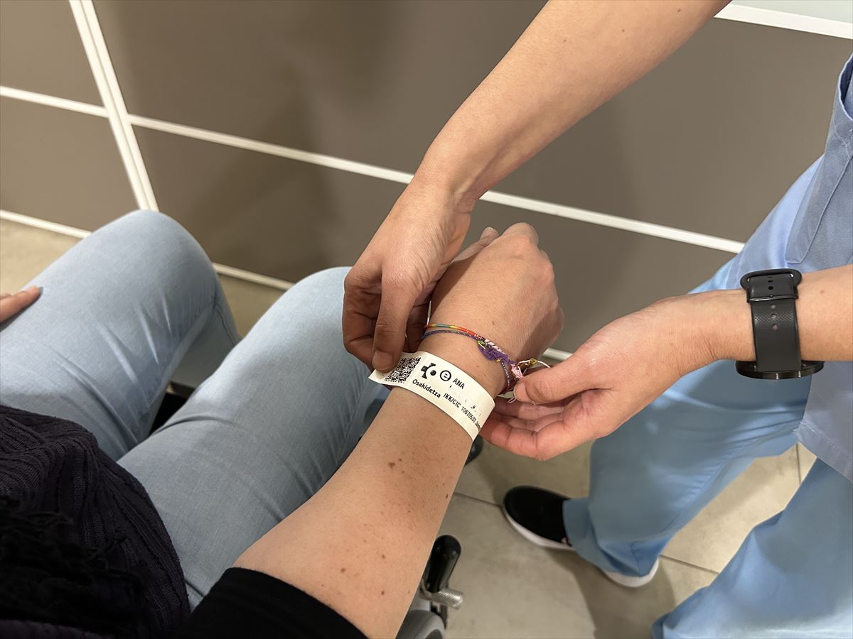 La pulsera que se coloca a los hospitalizados en el sistema de Osakidetza. Imagen: Irekia