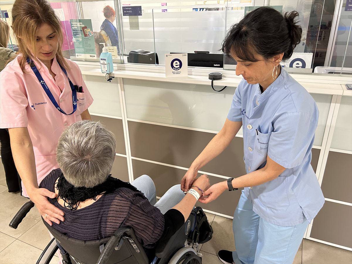 Colocación de la pulsera a los hospitalizados en Osakidetza. Imagen: Irekia