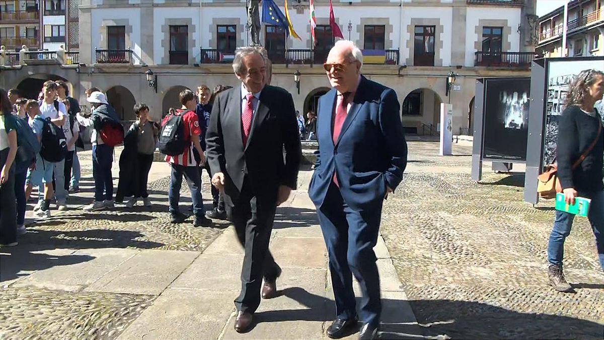 Miguel Angel Moratinos Unaoceko ordezkaria eta Jose Maria Gorroño alkatea, Gernikan. Irudia: EITB