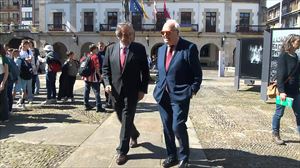 El representante de la Unaoc, Miguel Ángel Moratinos, junto el alcalde, José María Gorroño. EITB
