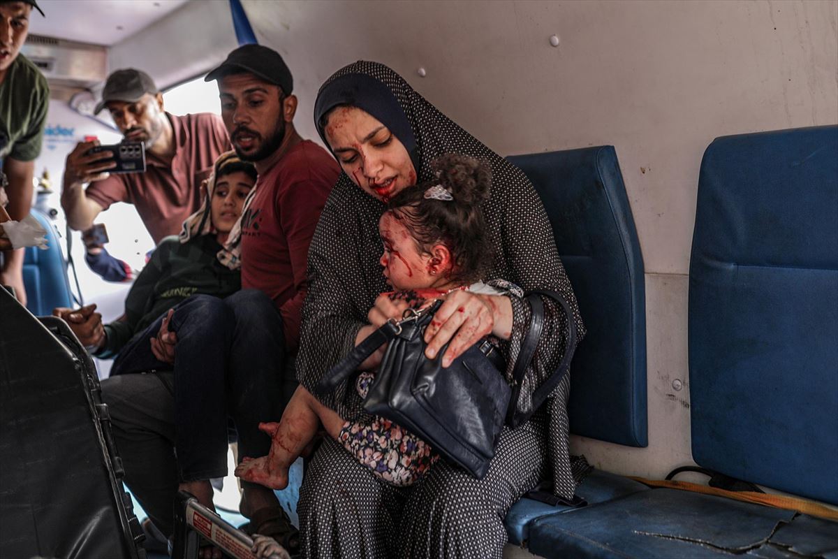A mother and her daughter, victims of the Israeli attack in Gaza City. Photo: EFE