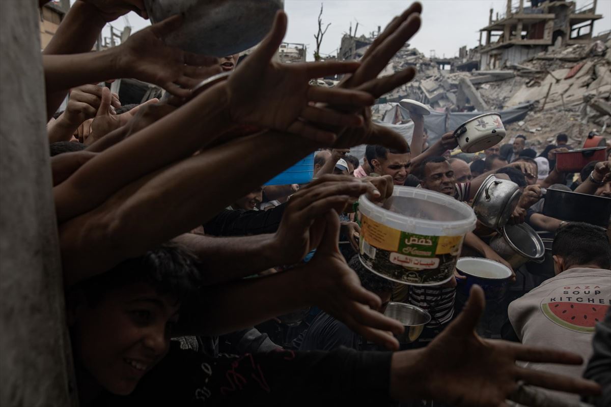 Desplazados gazatíes, desesperados, tratan de hacerse con algo de comida en Yabalia (Gaza). Foto: EFE