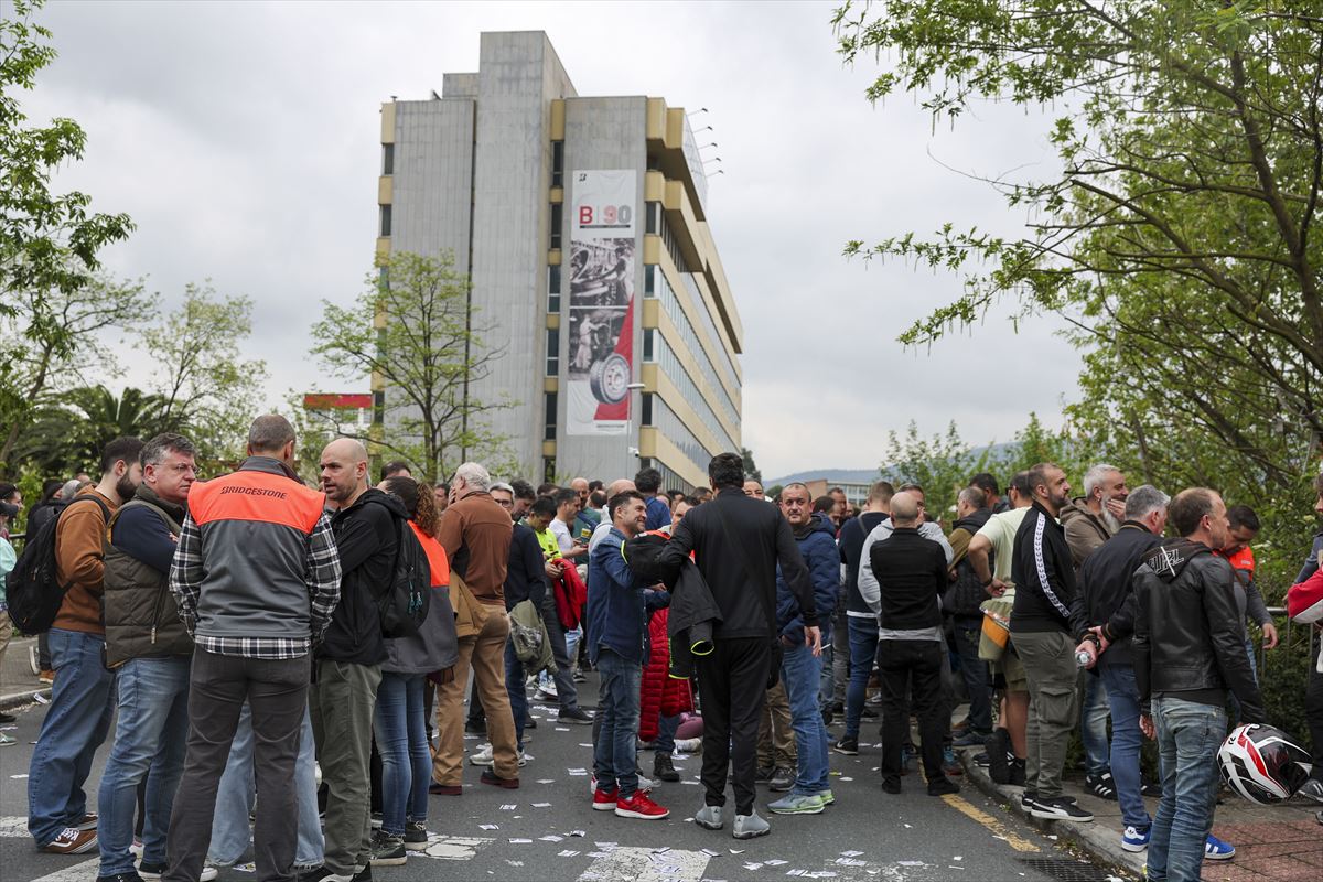 Mobilizazioa Basauriko Bridgestonen atean. Argazkia: EFE