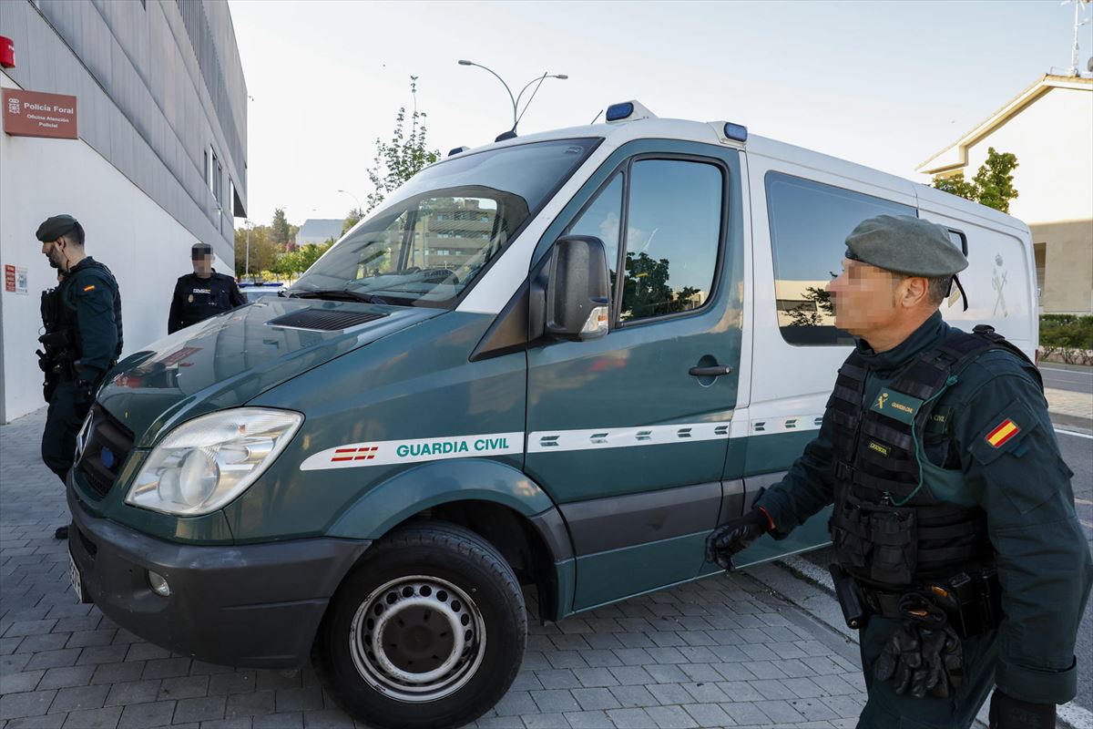 El furgón que ha trasladado al detenido