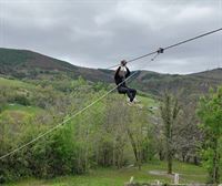 Soltando adrenalina en la tirolina de 900 metros de Irrisarri Land