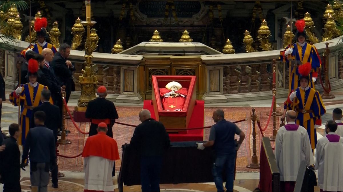Ilarak San Petri basilikan sartzeko. Argazkia: EFE