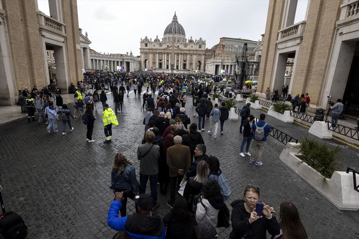 Colas para entrar a la basílica de San Pedro. Foto: EFE