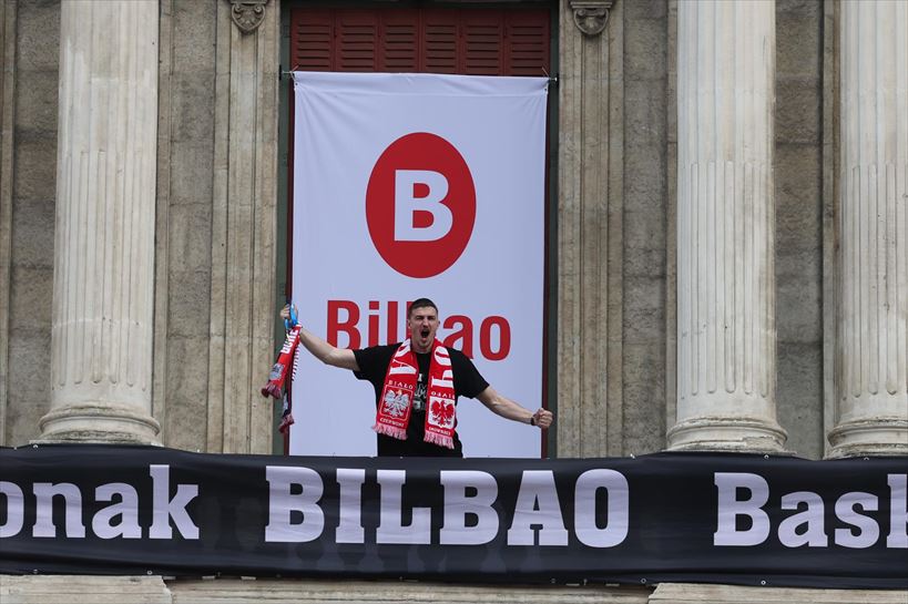 Bilbao Basketeko jokalariei harrera, udaletxean. EFE