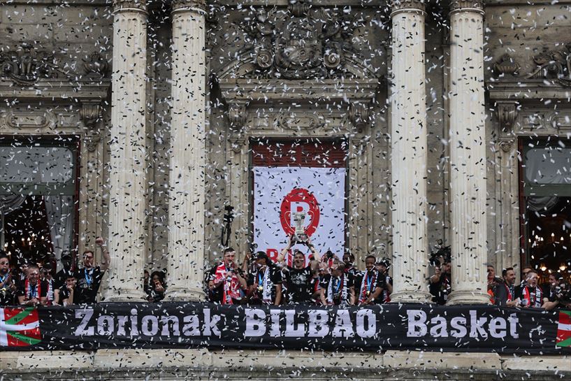Bilbao Basketeko jokalariei harrera, udaletxean. EFE