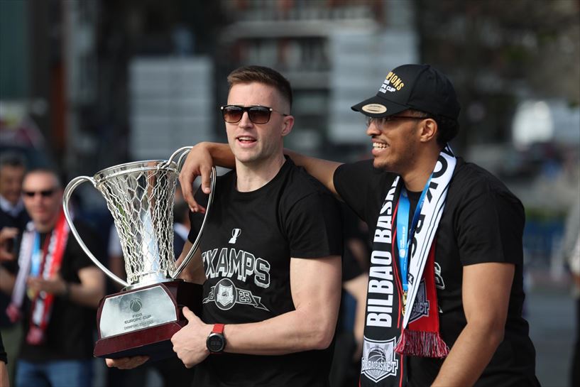 Bilbao Basketeko jokalariei harrera, udaletxean. EFE