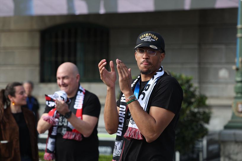 Bilbao Basketeko jokalariei harrera, udaletxean. EFE