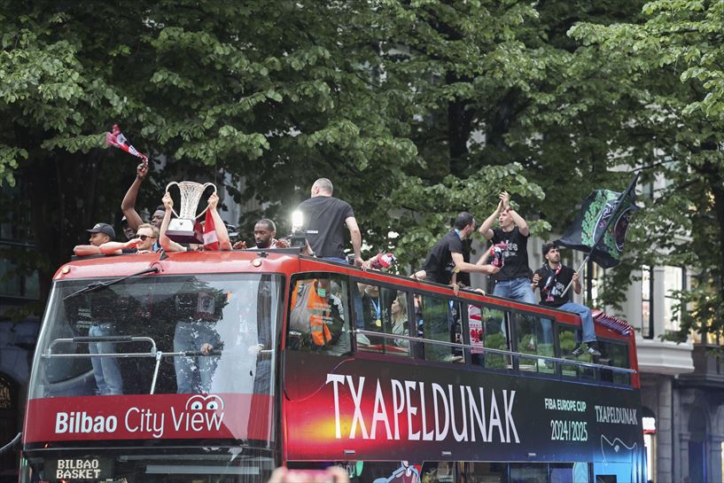 Bilbao Basketeko jokalariak, autobusean. EFE
