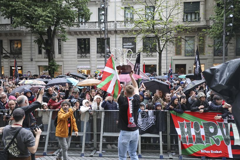 Bilbao Basketeko jokalariei harrera, Bizkaiko Foru Aldundian. EFE