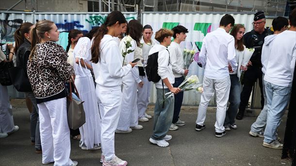 Alumnos del instituto de Nantes portan flores en la entrada al centro educativo. Foto: EFE