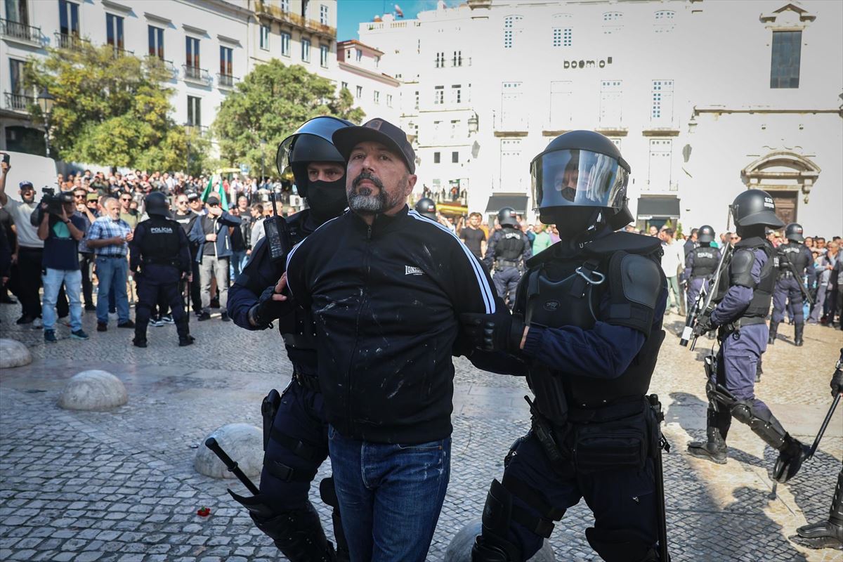 Mario Machado 1143 eskuin muturreko mugimenduaren buruzagia, atxilotuta. Argazkia: EFE