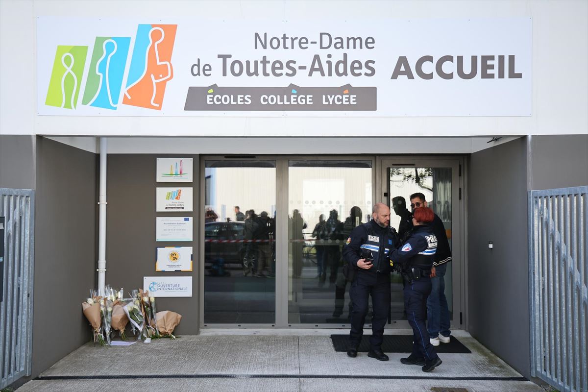 Ramos de flores en la entrada del instituto de Nantes. Foto: EFE