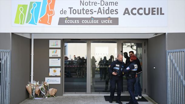 Ramos de flores en la entrada del instituto de Nantes. Foto: EFE