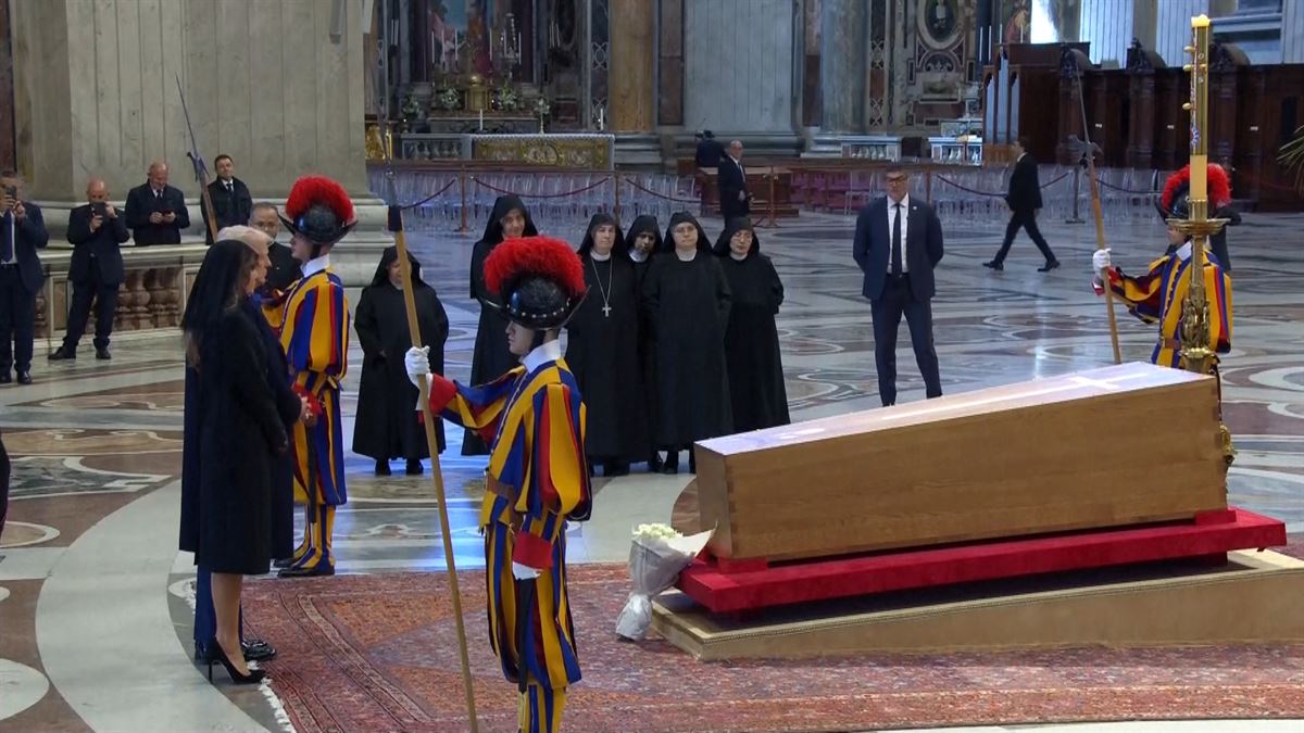Frantzisko aita santuaren hilkutxaren aurrean azaldu dira nazioarteko buruzagi ugari, hiletaren aurretik