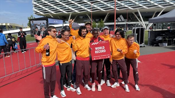 Agnes Jebet con su equipo de Kenia Foto: @OlympicsKe