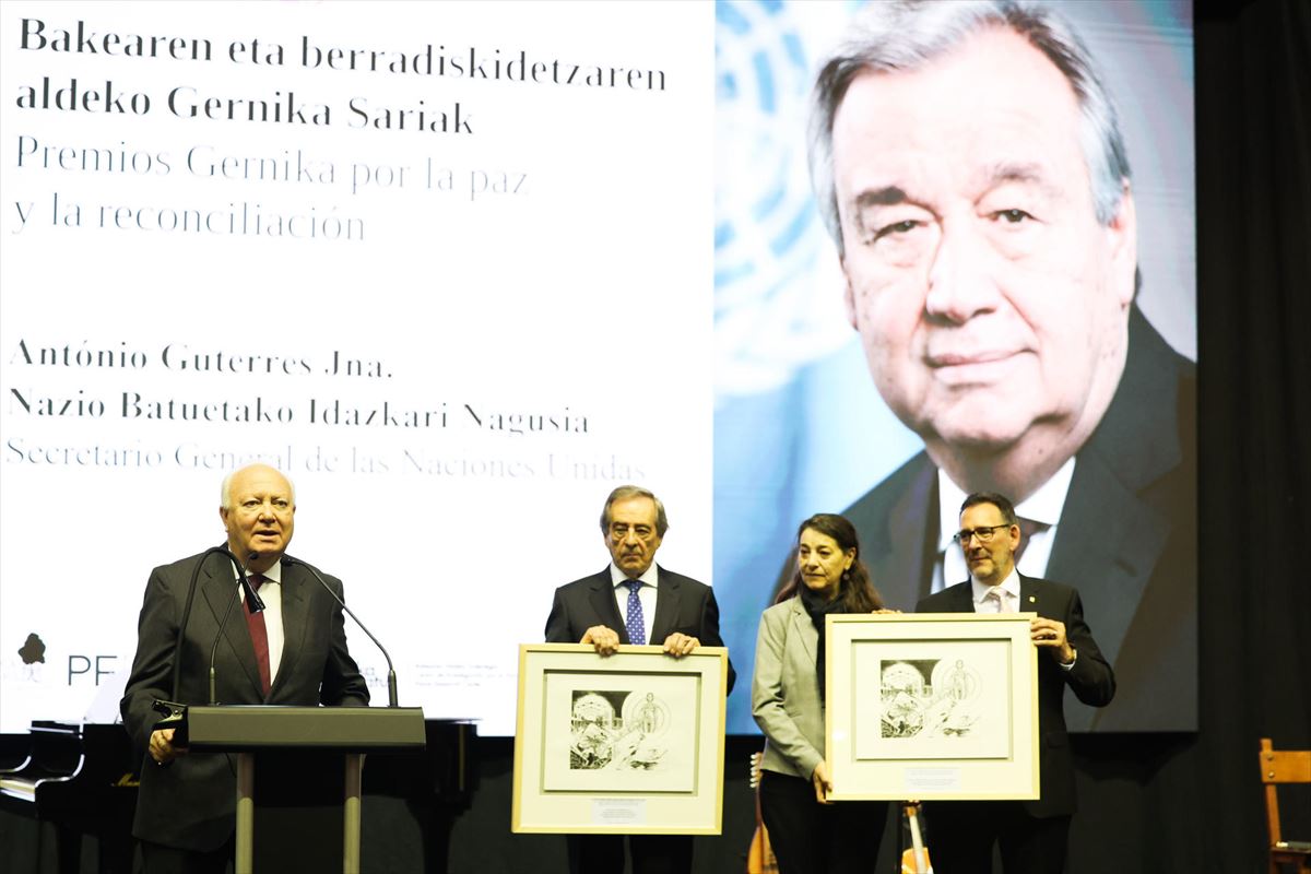 Premian en Gernika al secretario general de la ONU y el Equipo Argentino de Antropología Forense (EAAF)