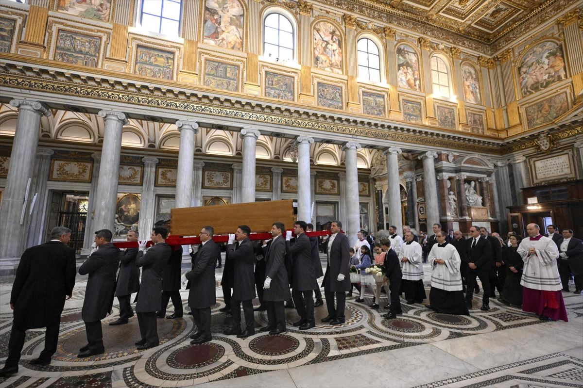 Llegada del feretro. Foto: Vaticano | EFE