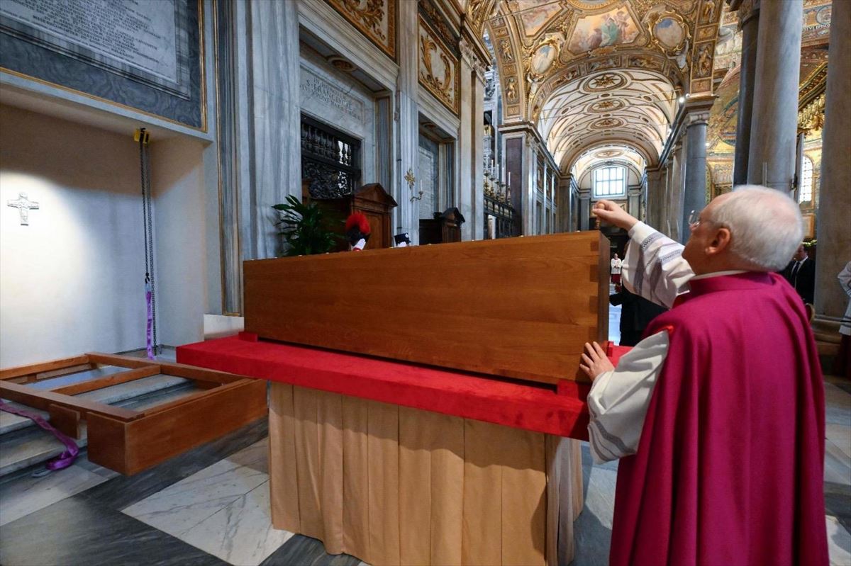 Un momento de la cermonia de inhumación. Foto: Vaticano / EFE. 