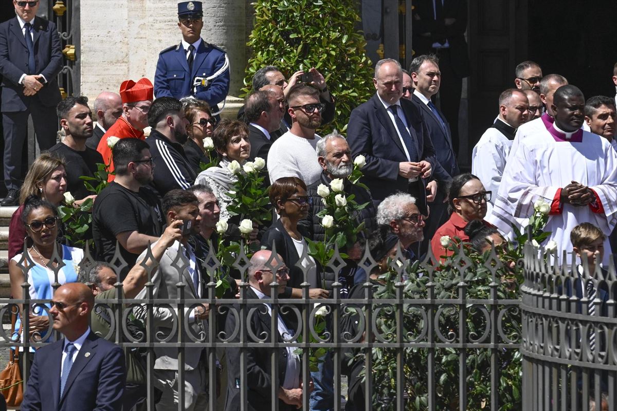 Recibimiento a Franciso, en la esclinata de Santa Maria la Mayor. EFE. 