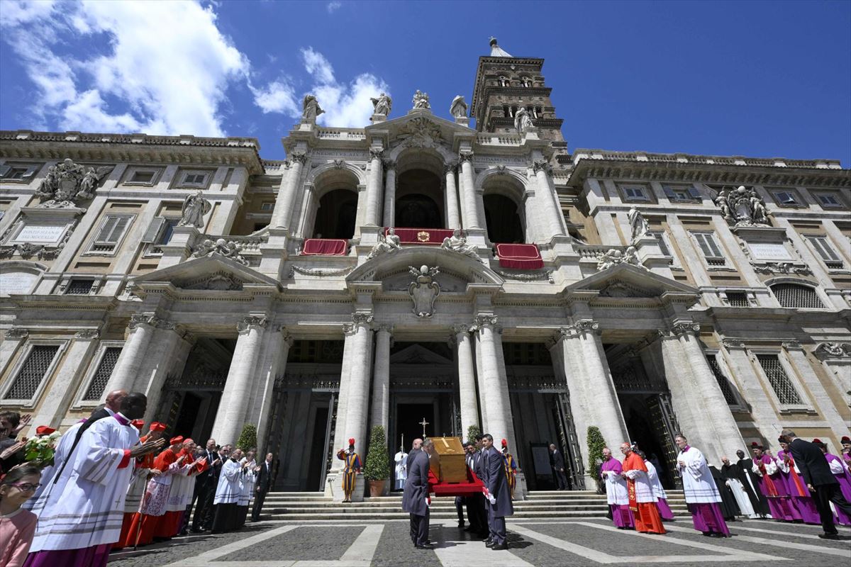 LLegada del féretro a la basílica. Foto: Vaticano /EFE. 