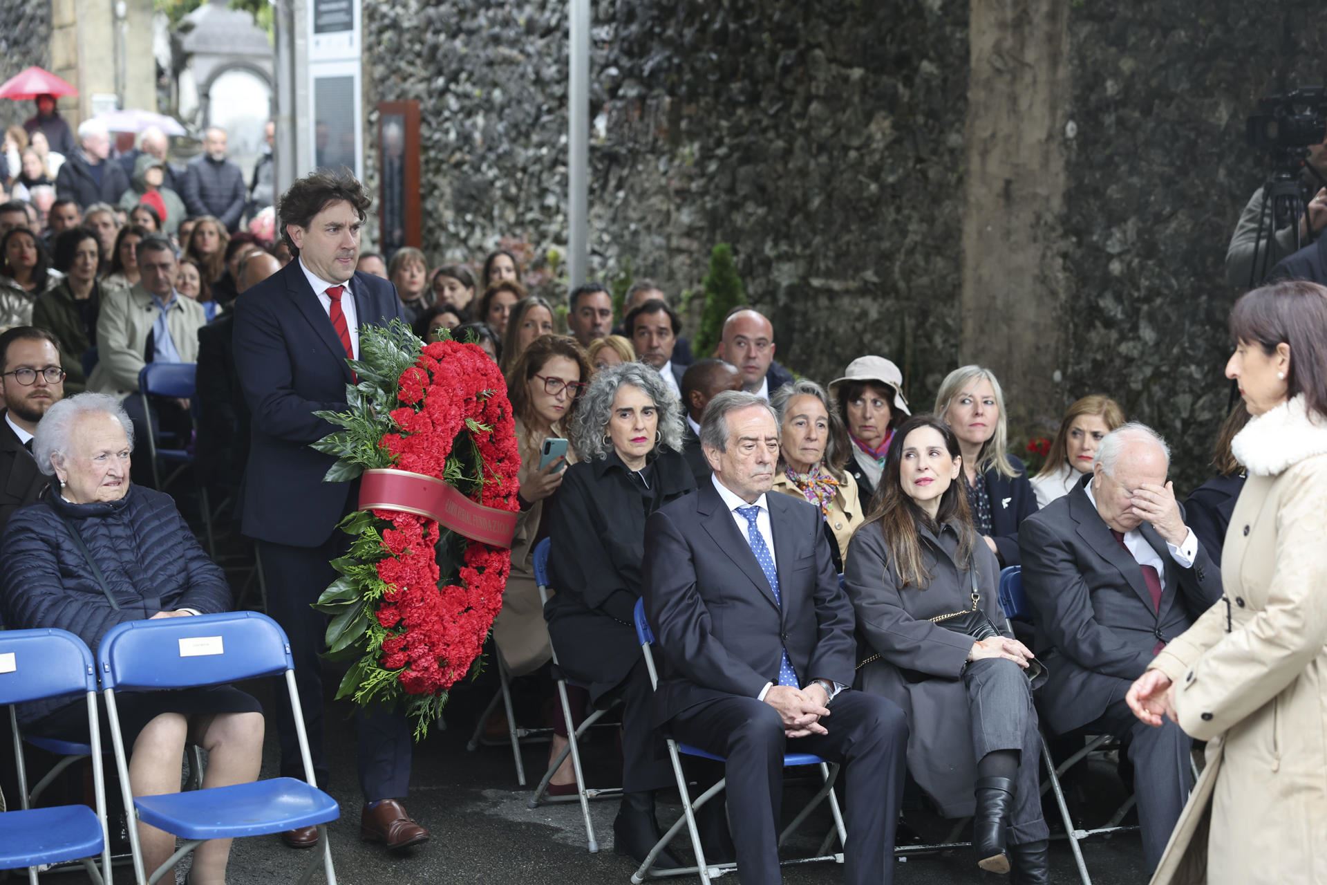 Lore eskaintza. Argazkia EFE