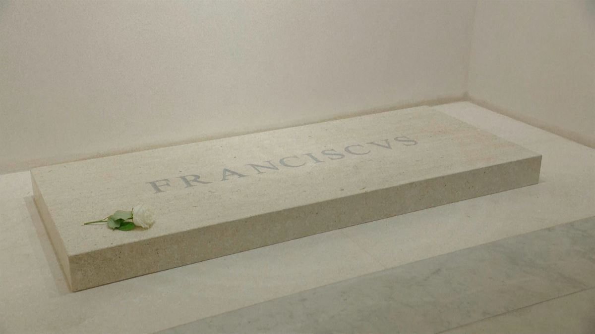 Así es el sepulcro del papa Francisco: una lápida de mármol con su nombre pontificio inscrito en latín