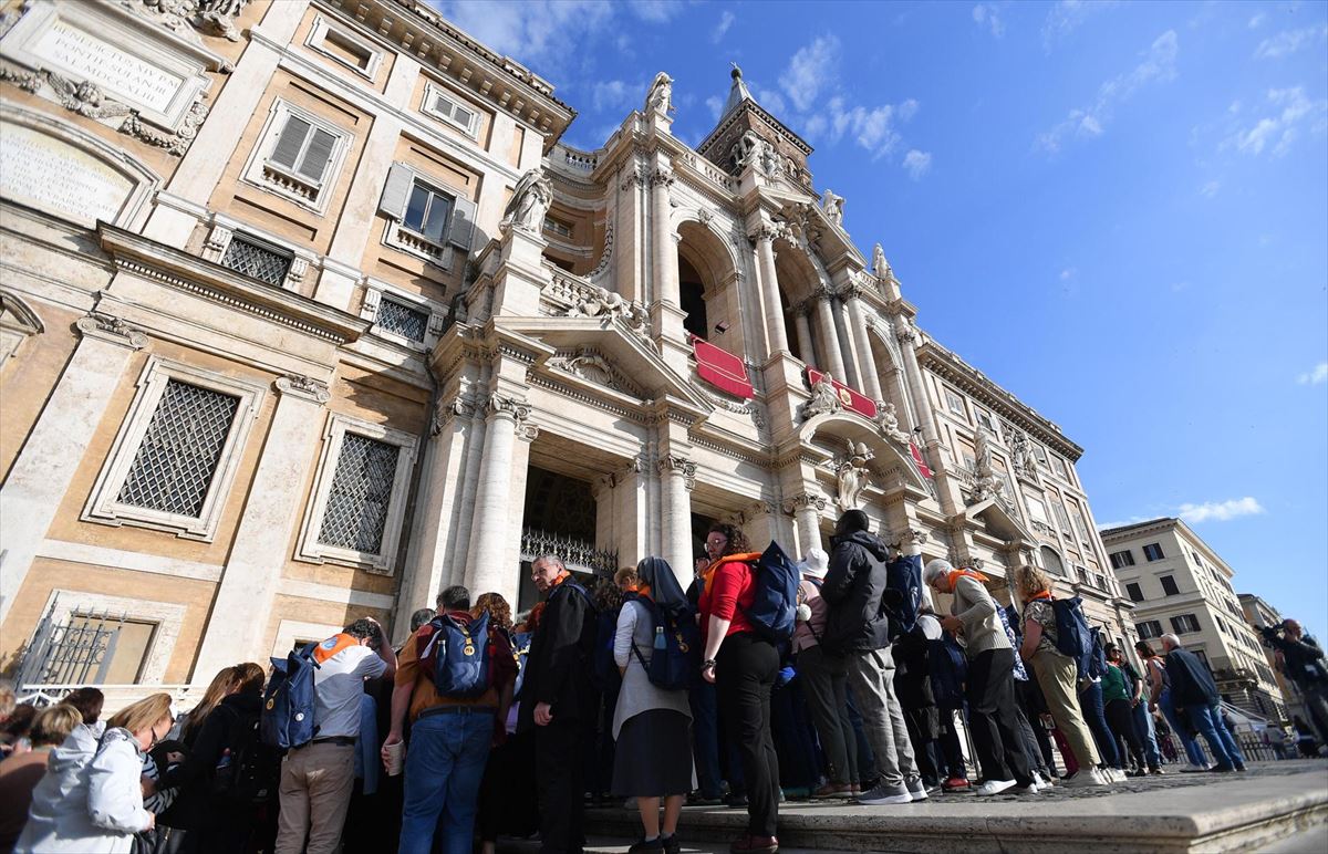 Santa Maria Nagusiaren basilikara sartzeko ilara, gaur. Argazkia: EFE