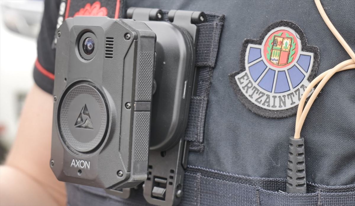 Ertzaintzako agente bat, 'Bodycam' batekin. Irekia. 