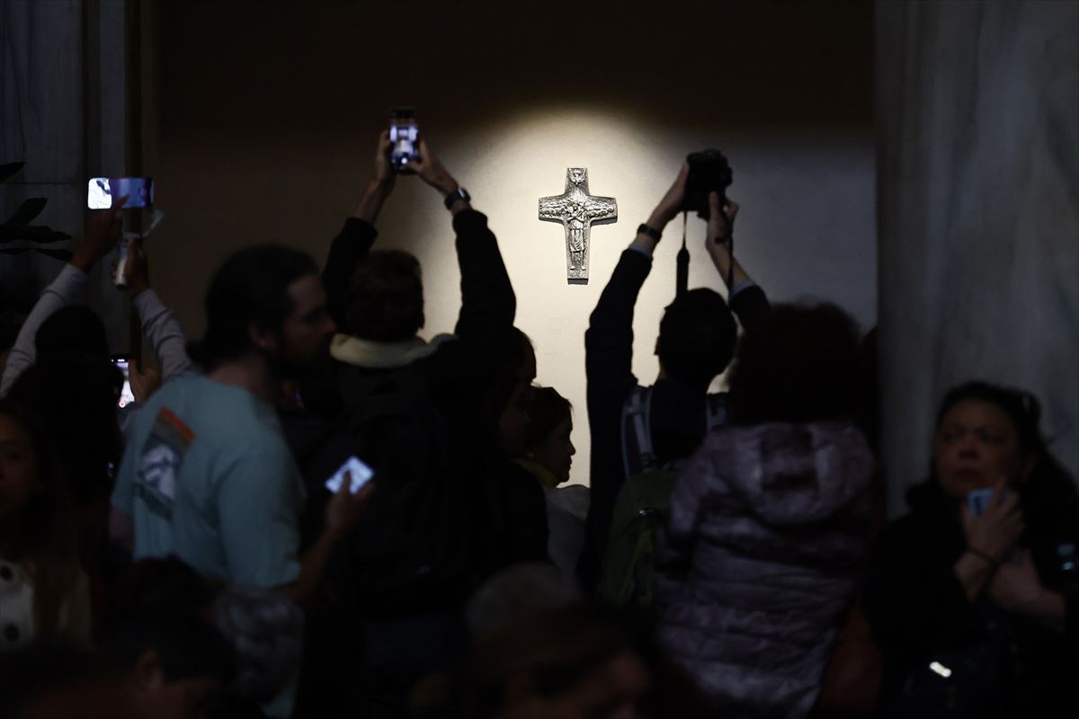 Fededunak argazkiak ateratzen hilarriari, basilika barruan. Argazkia: EuropaPress