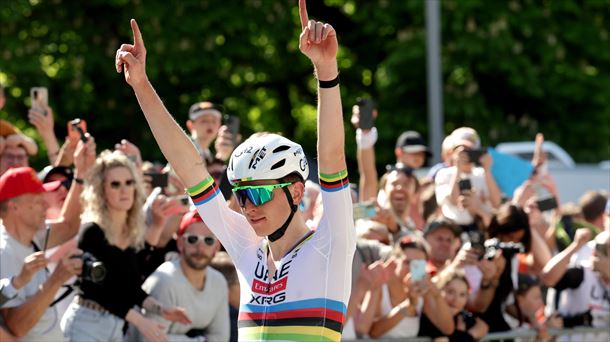 Tadej Pogacar celebra la victoria. Foto: EFE. 