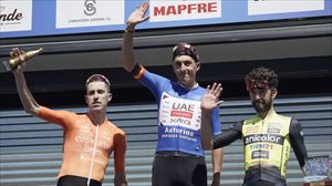 Txomin Juaristi sube al segundo puesto del podio en la Vuelta a Asturias ganada por Marc Soler