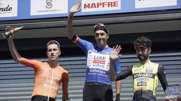 Txomin Juaristi (ezkerra) podiumean. Argazkia: EFE