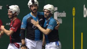Barrenetxea y Aldabe se felicitan, tras obtener la victoria. Foto: EITB Media. 