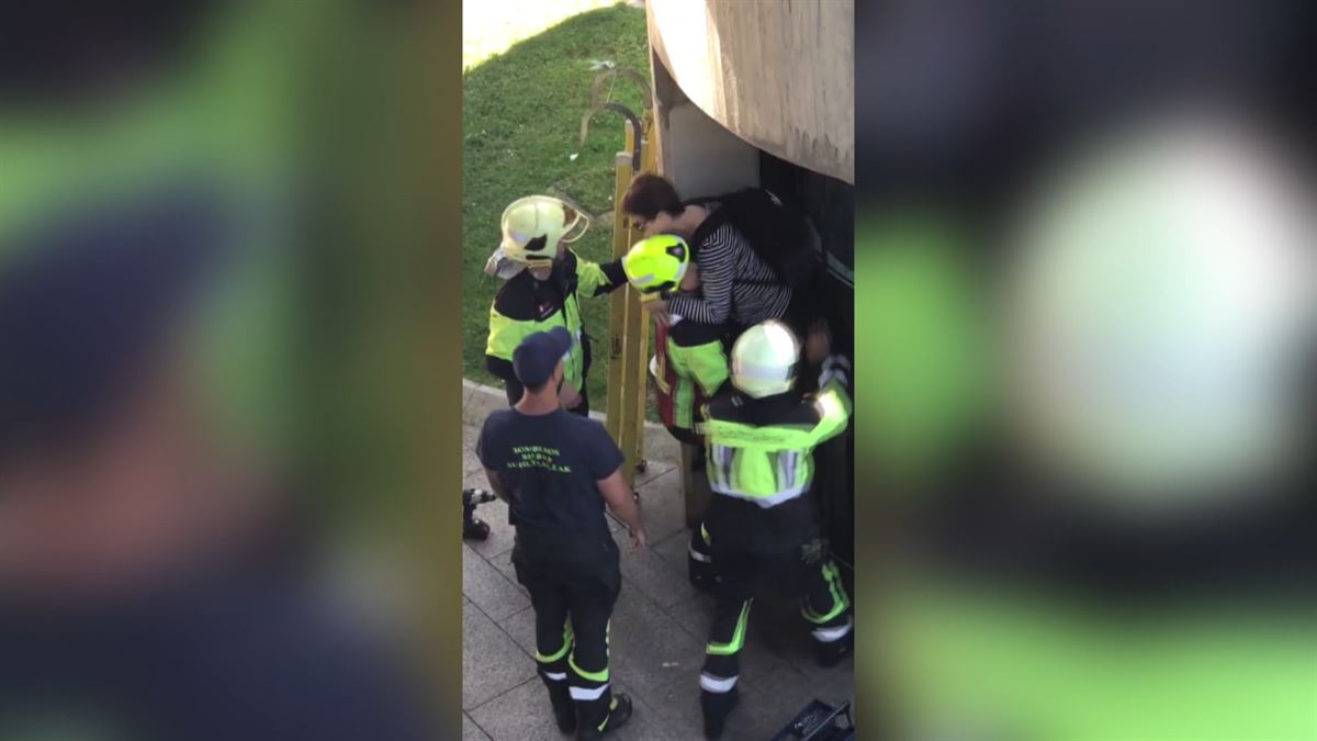 Suhiltzaileek igogailu batean harrapatuta geratu den bikote bat erreskatatu dute Bilbon