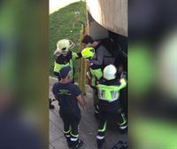 Los bomberos rescatan a una pareja atrapada en un ascensor en Bilbao