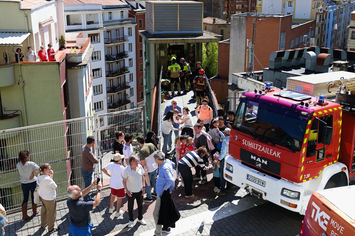 Erreskatea Eibarko (Gipuzkoa) igogailu publiko batean. Argazkia: EFE