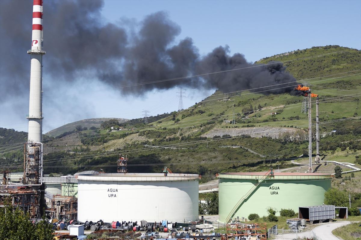 Planta de Petronor, en Muskiz, tras el apagón. Foto: EFE