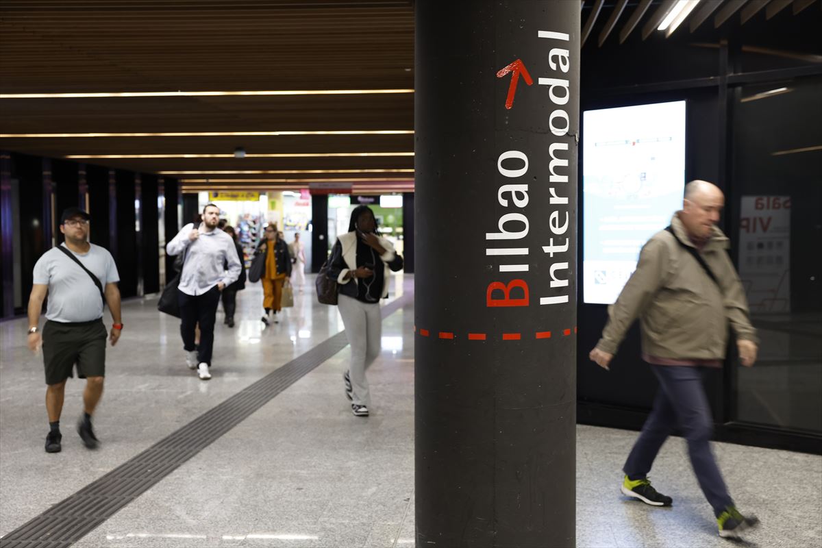 Gente en la estación intermodal de Bilbao. Foto: EFE