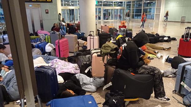 Personas atrapadas en el aeropuerto de Barcelona debido al apagón