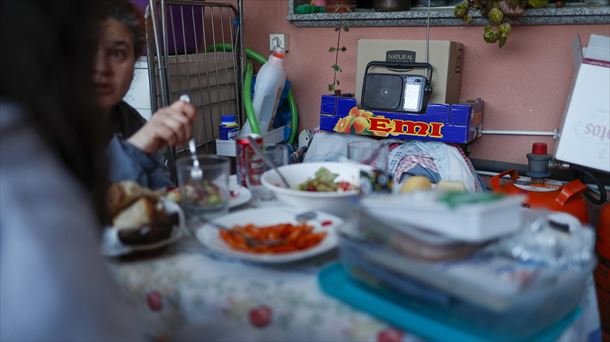 Dos personas durante la comida de ayer, en pleno apagón. 